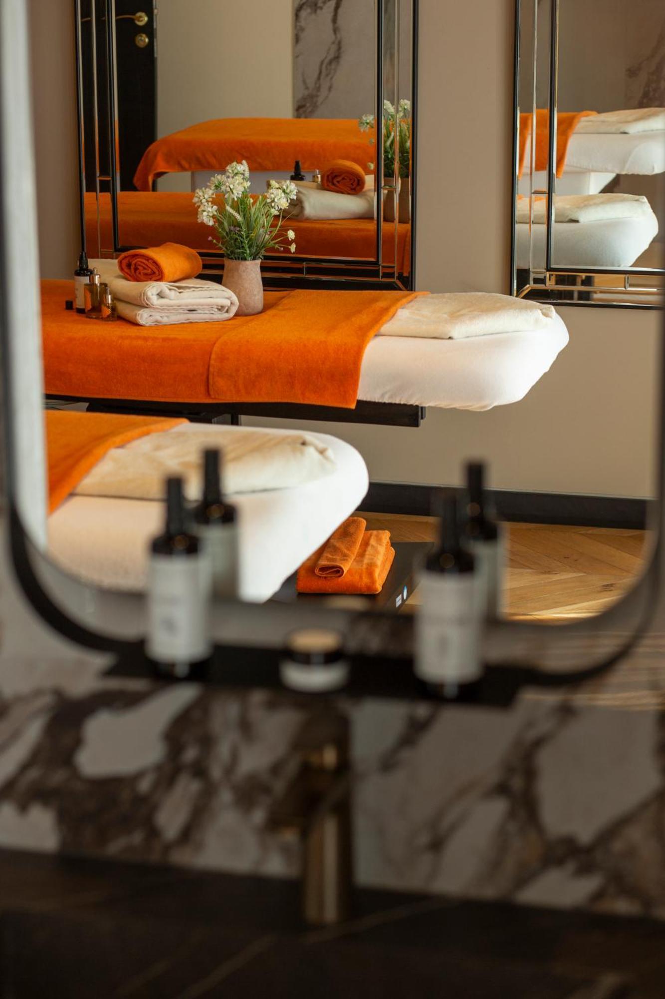 La Pietra Restaurant & 3* LʼÎle-Rousse